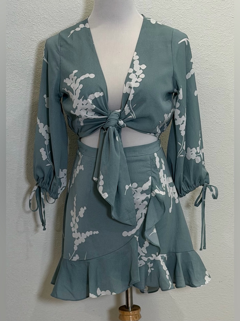 Saints + Secrets Floral Tie Front‎ Cutout Mini Dress Small Sage Green Resort